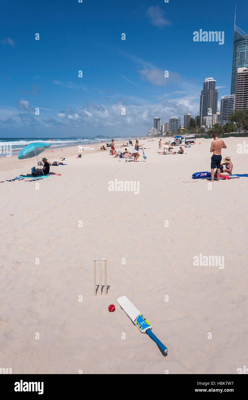 Kinder Cricket am Surfers Paradise Beach, Surfers Paradise, City of Gold Coast, Queensland, Australien Stockfoto