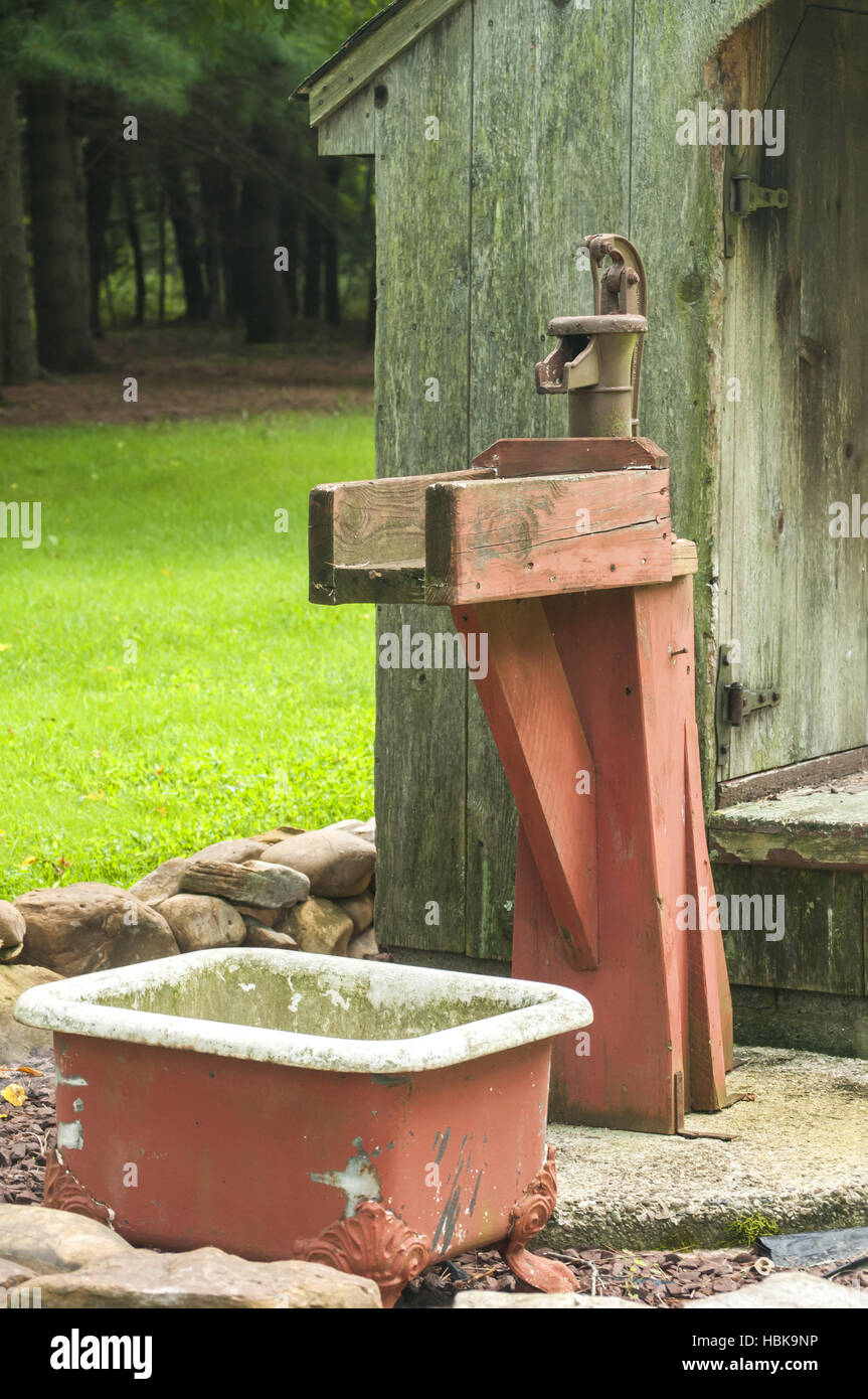 Gusseisen Krug Wasser Handpumpe Stockfoto