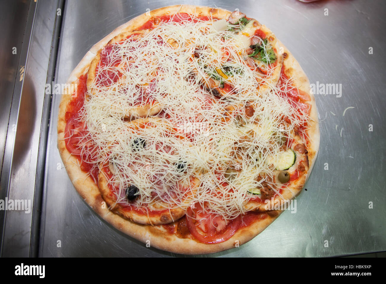 große Pizza mit vier kleinen Stockfoto