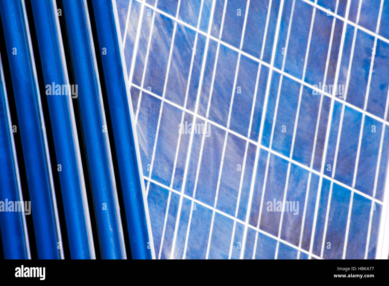 Solar Geysir Röhren und Solar-panel Stockfoto