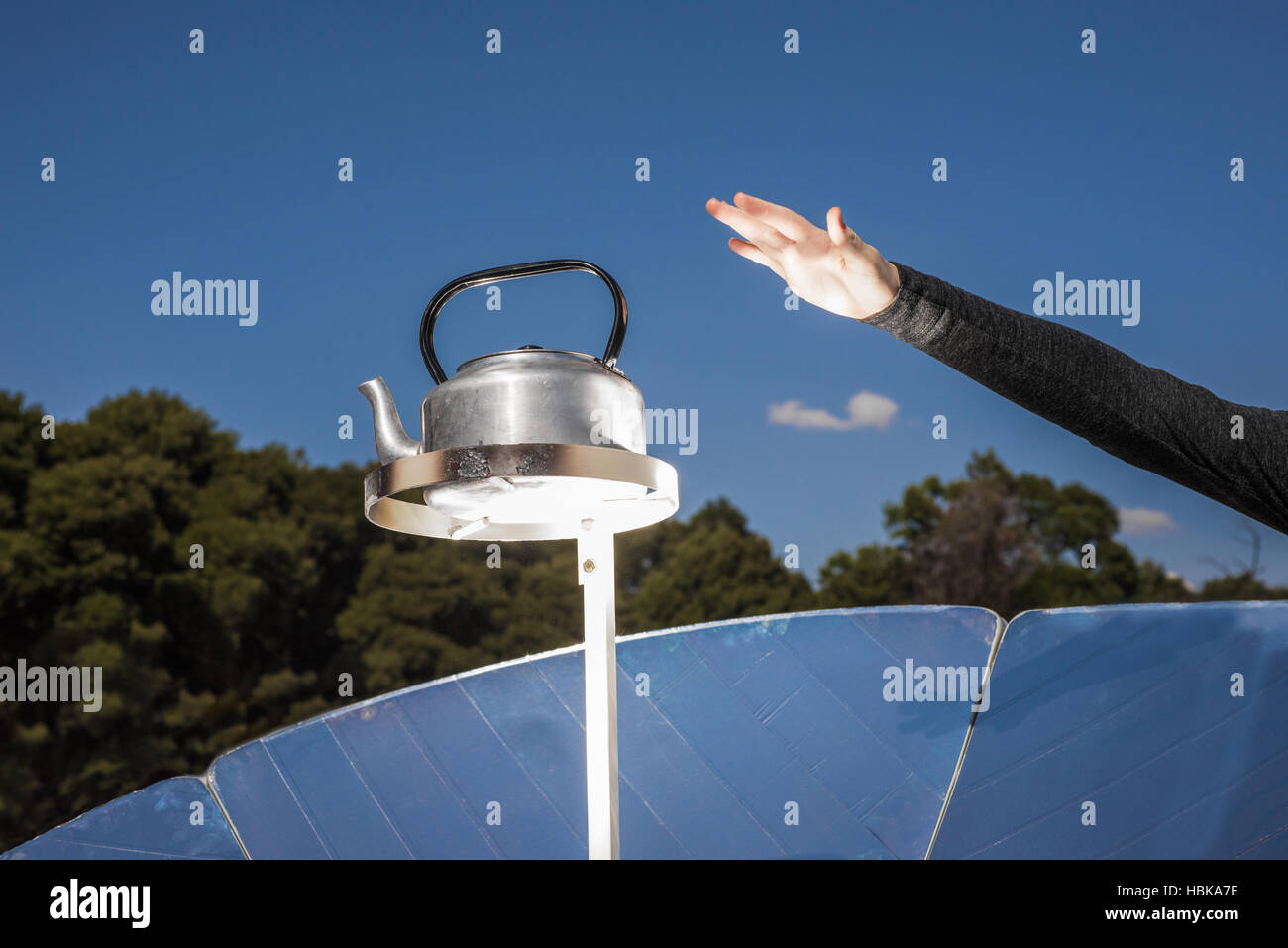 Solar Kocher kochendes Wasser Stockfoto