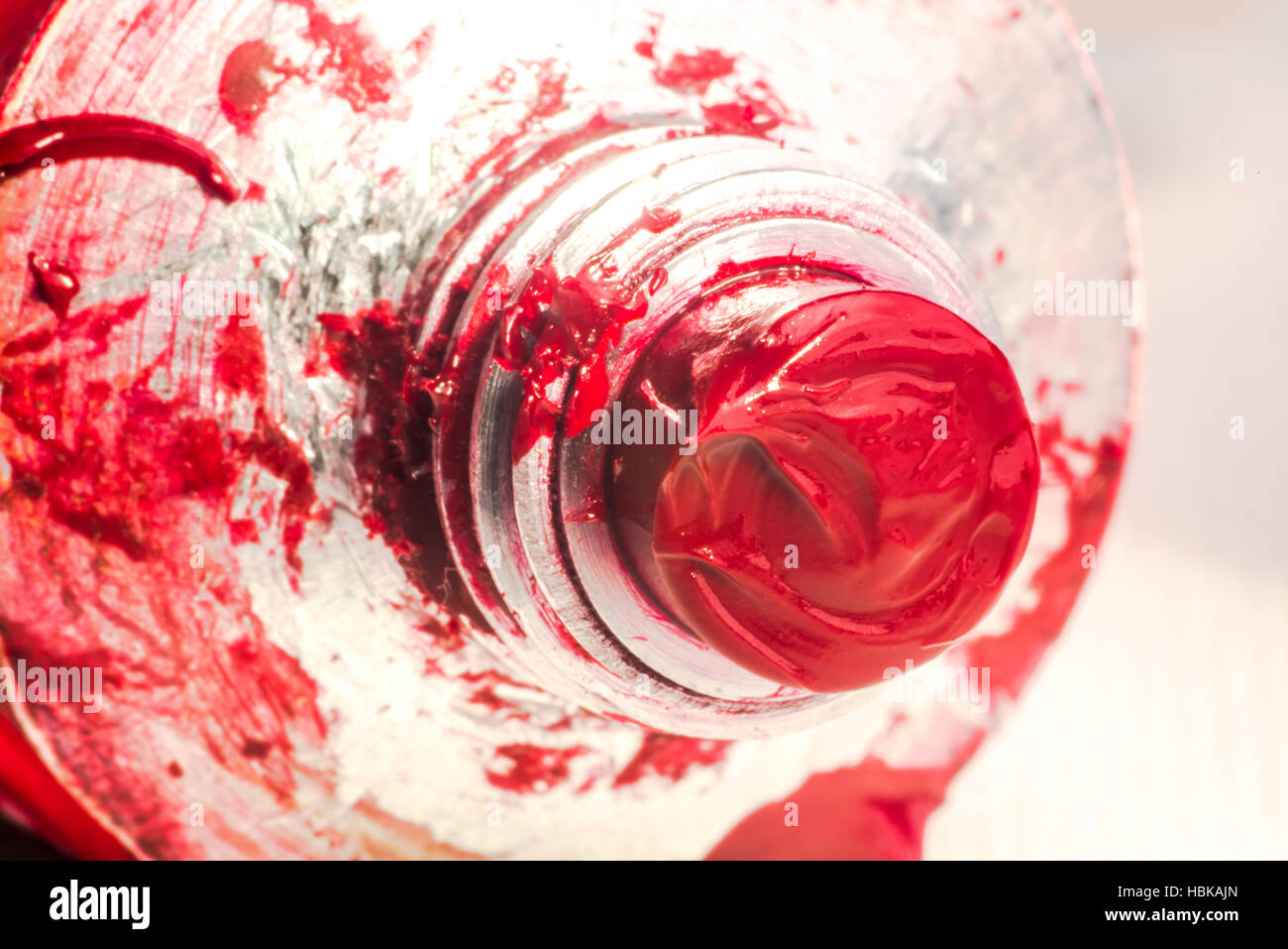 Roter Ölfarbe aus Rohr Stockfoto