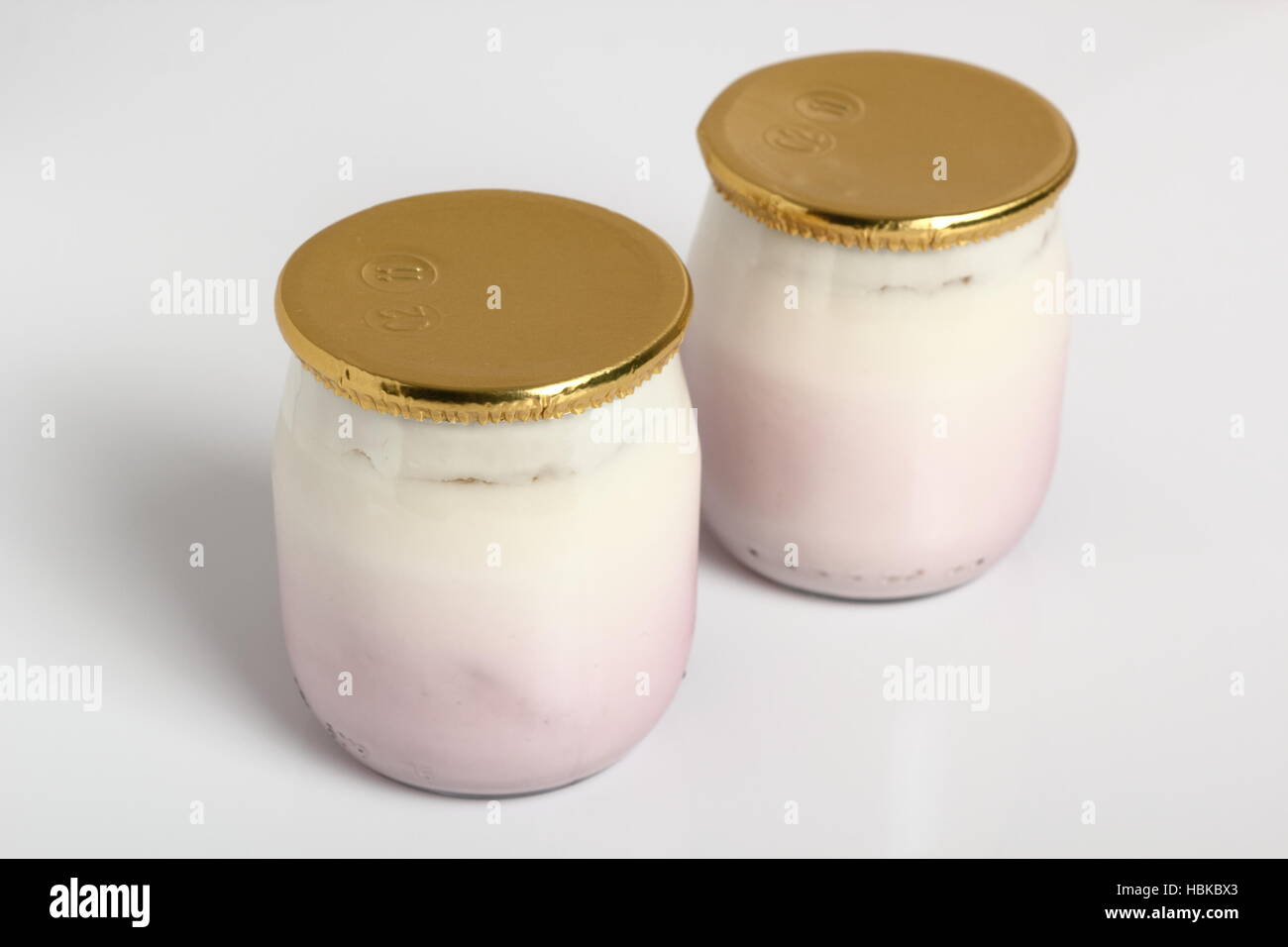 Joghurt in kleinen Glas mit Aluminium Folie Dichtungskappe. Isoliert auf  weißem Hintergrund Stockfotografie - Alamy