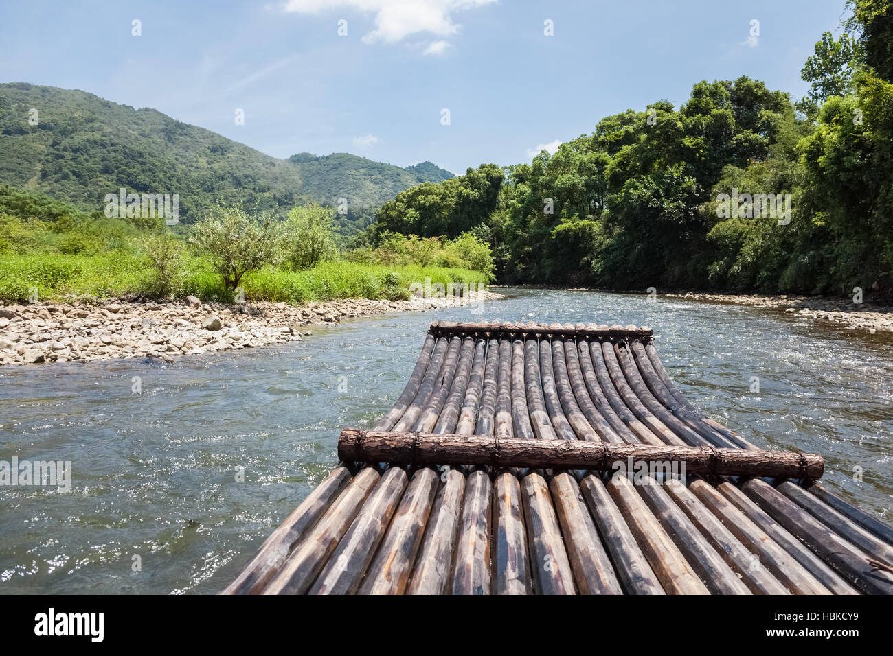 Bambus-Floß im stream Stockfoto