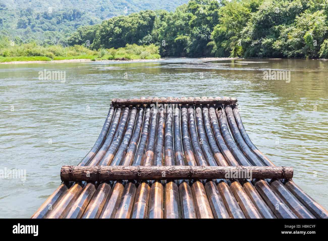 Bambus-Floß im stream Stockfoto