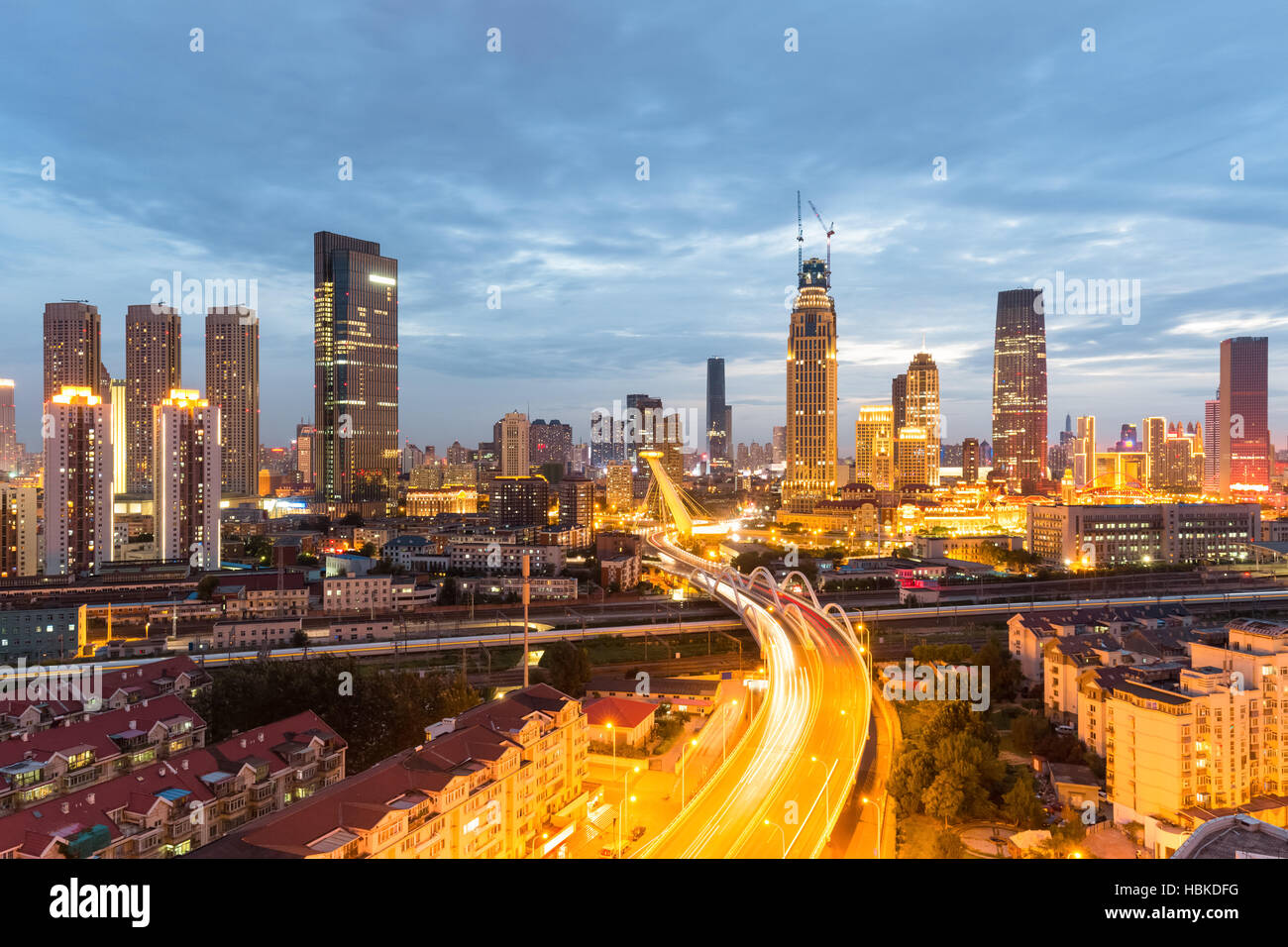 moderne städtische Szene von Tianjin in nightfall Stockfoto