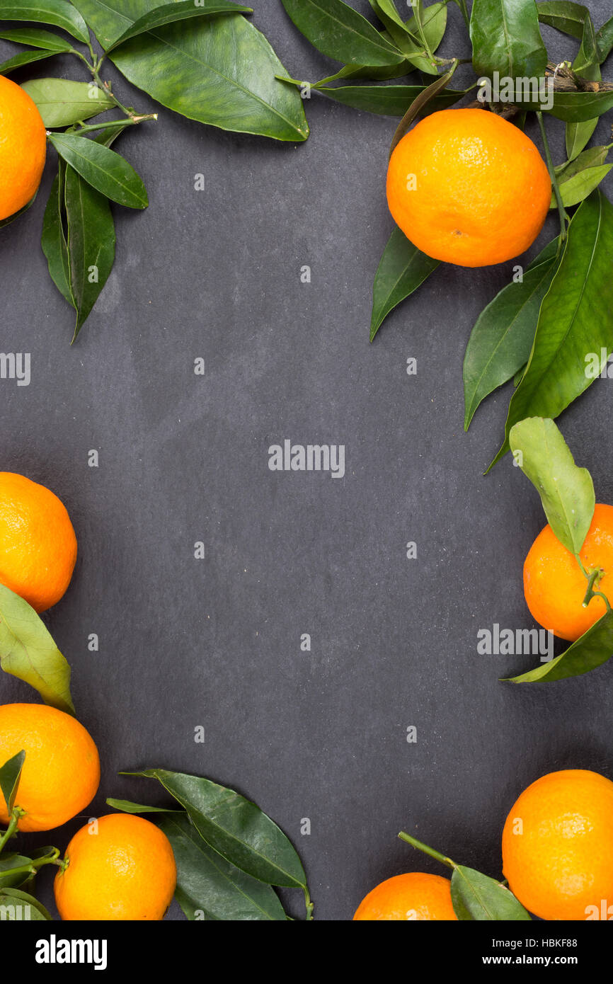Dunkle Schiefer Tisch mit Mandarine Früchten für den Hintergrund mit Textfreiraum Stockfoto