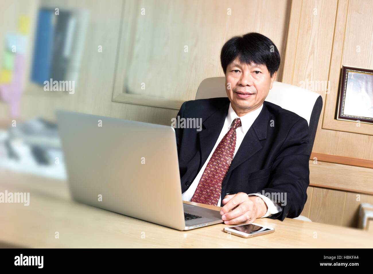 asiatischen Manager Business Frau Seniorenalter Standortwahl auf Schreibtisch aussehen elegant aufwachsen Diagrammhintergrund Welt Karte Mischung Stockfoto