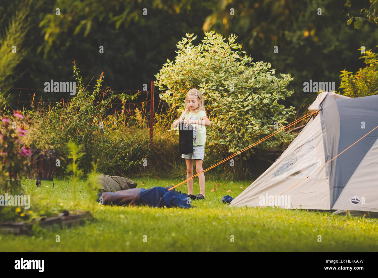 Junges Mädchen Vorbereitung für camping Stockfoto