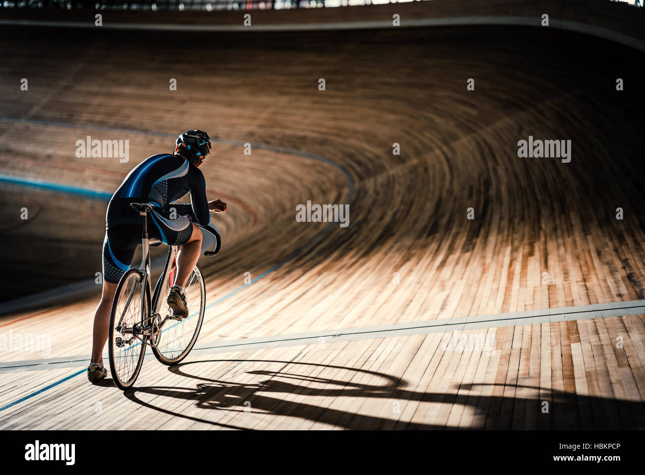 Mann am Sportplatz Stockfoto