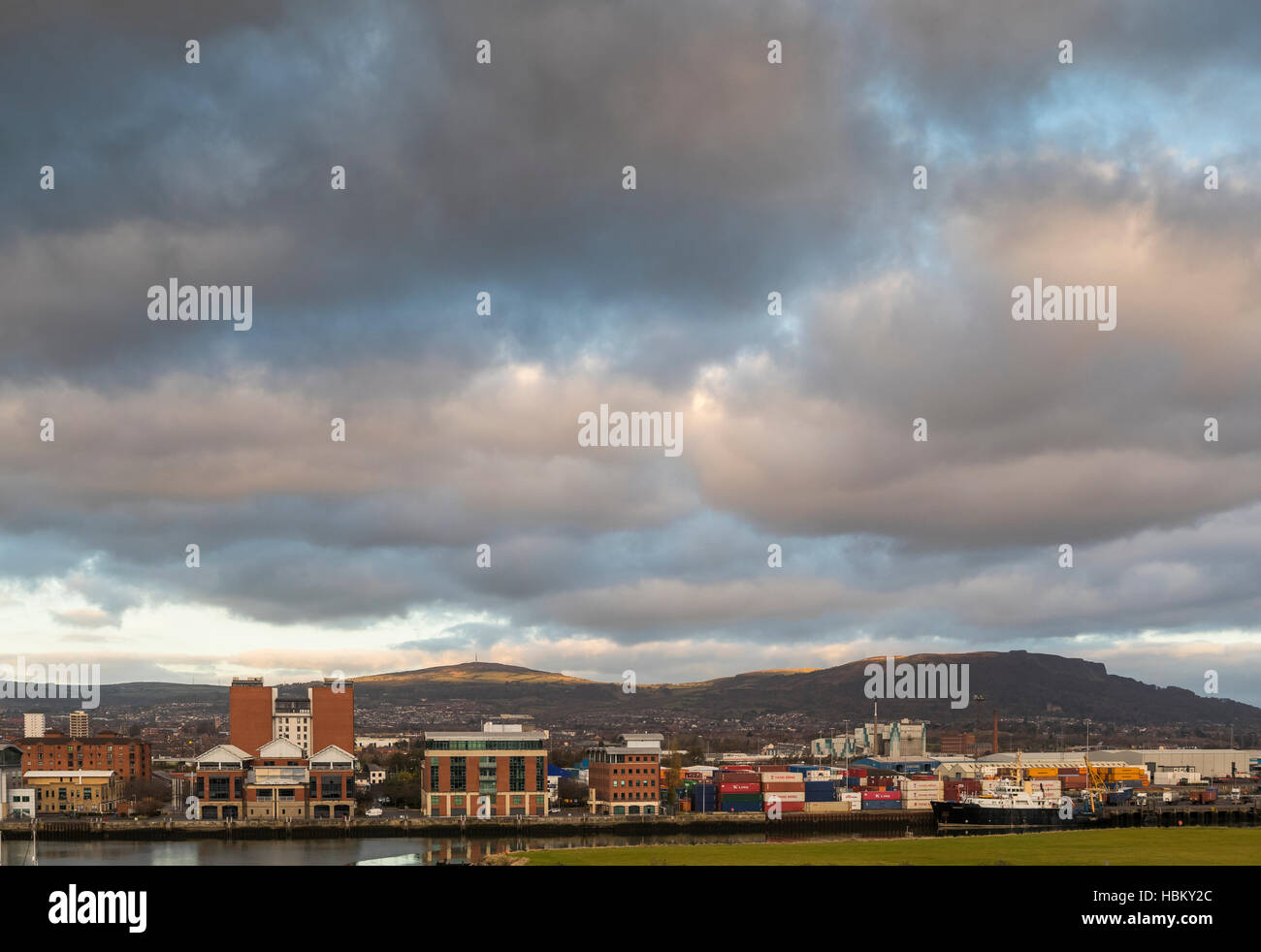 Ehemaligen Dock Becken, jetzt eine Marina unter The Arc Apartments, Queens Road, Belfast. Teil der Hafenanlagen Regeneration. Stockfoto