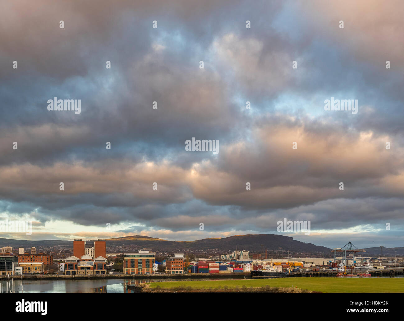 Ehemaligen Dock Becken, jetzt eine Marina unter The Arc Apartments, Queens Road, Belfast. Teil der Hafenanlagen Regeneration. Stockfoto