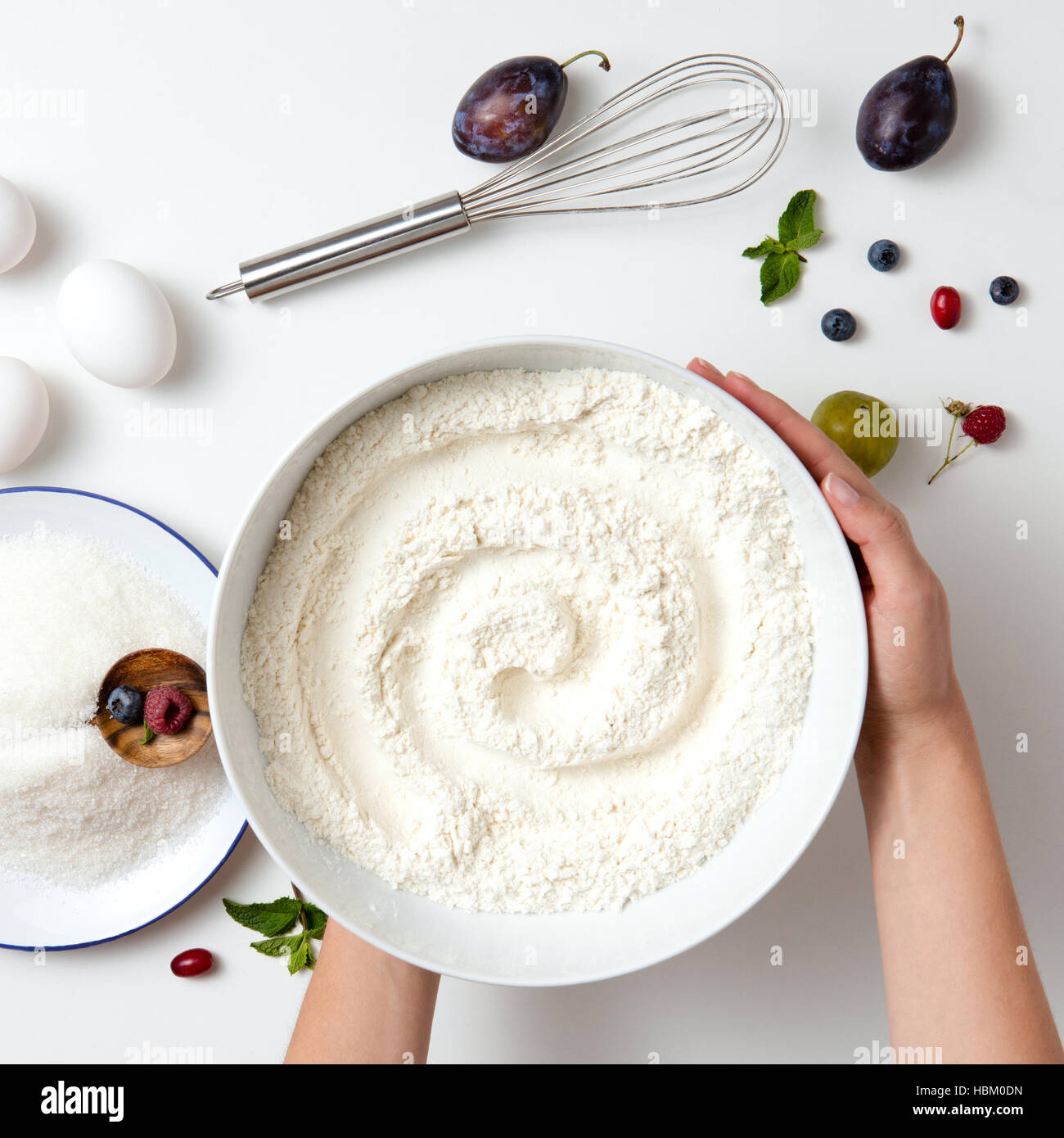 Kochen Sie Hände halten das Mehl in Platte Stockfoto