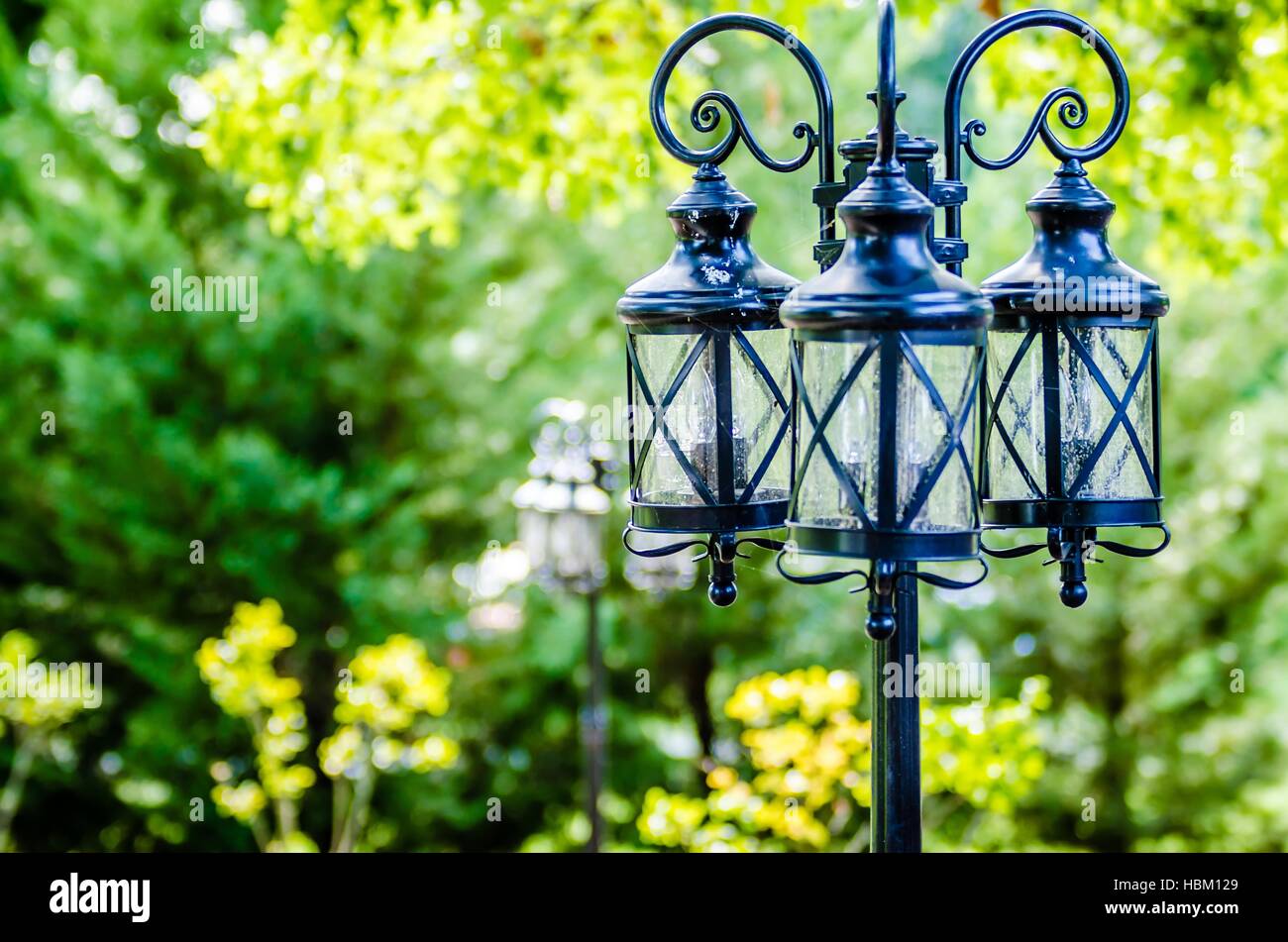 dekorative klassische Laterne im Garten Stockfoto