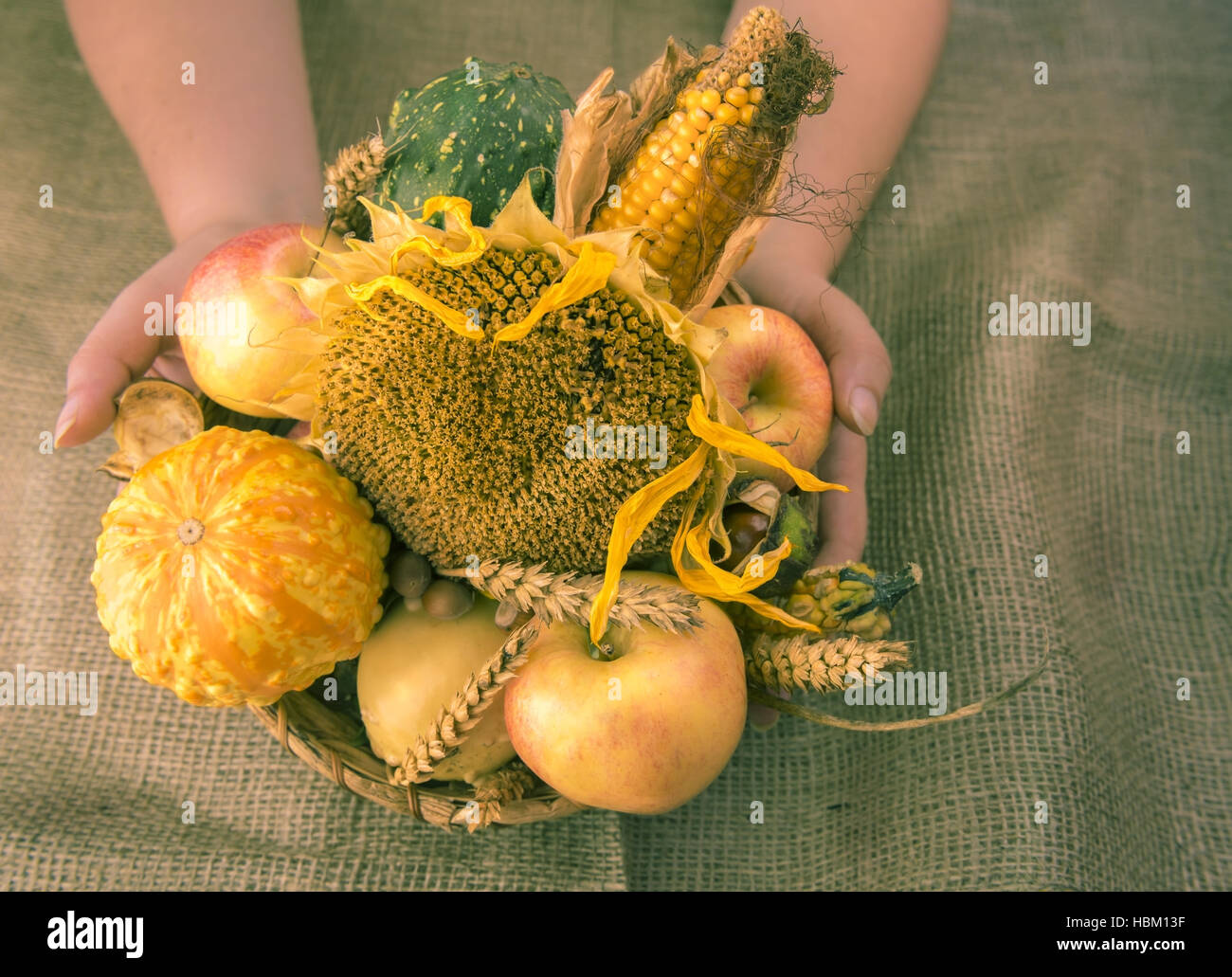 Herbstliche Produkte in einem runden Weidenkorb Stockfoto