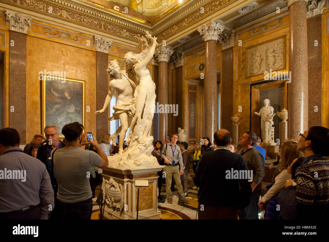 Rom, Villa Borghese, Museum und Galerie, Apollo und Daphne Skulptur von  Gian Lorenzo Bernini, 1622-1625, mit Touristen anzeigen Stockfotografie -  Alamy