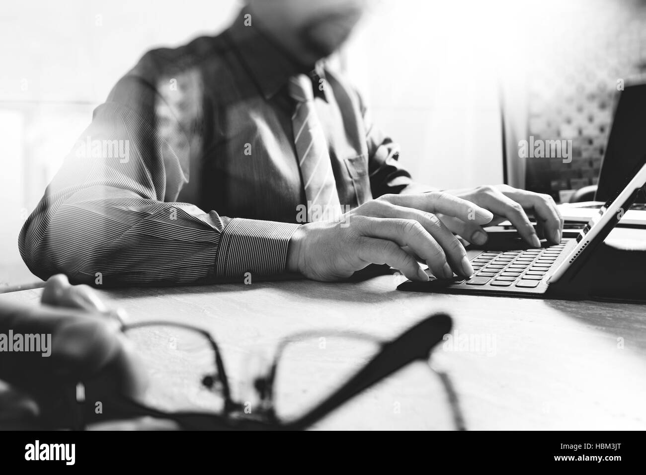 Aufgabe des Teams Brainstorming. Foto junge kreative Manager Mannschaft arbeitet mit neuen Start-up Projekt office.keyboard dock digital-Tablette auf Mable Schreibtisch. Sonne-f Stockfoto