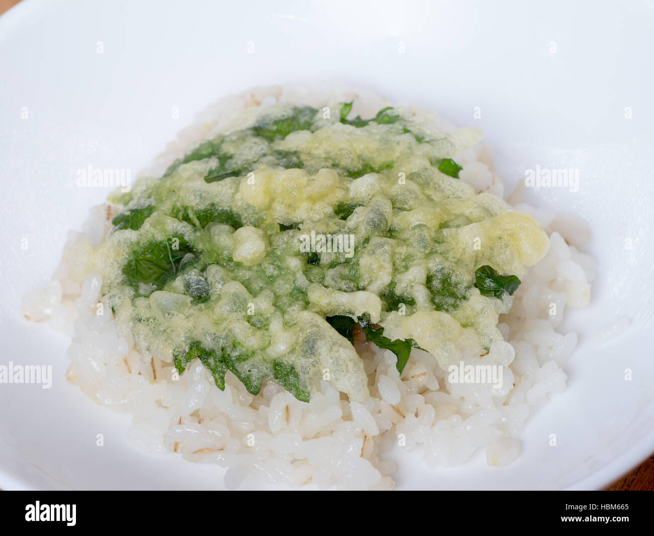 Japanischer Küche, Macrophyll auf den Reis als eine Sehne in Japanisch auf der weißen Schale gebraten Stockfoto