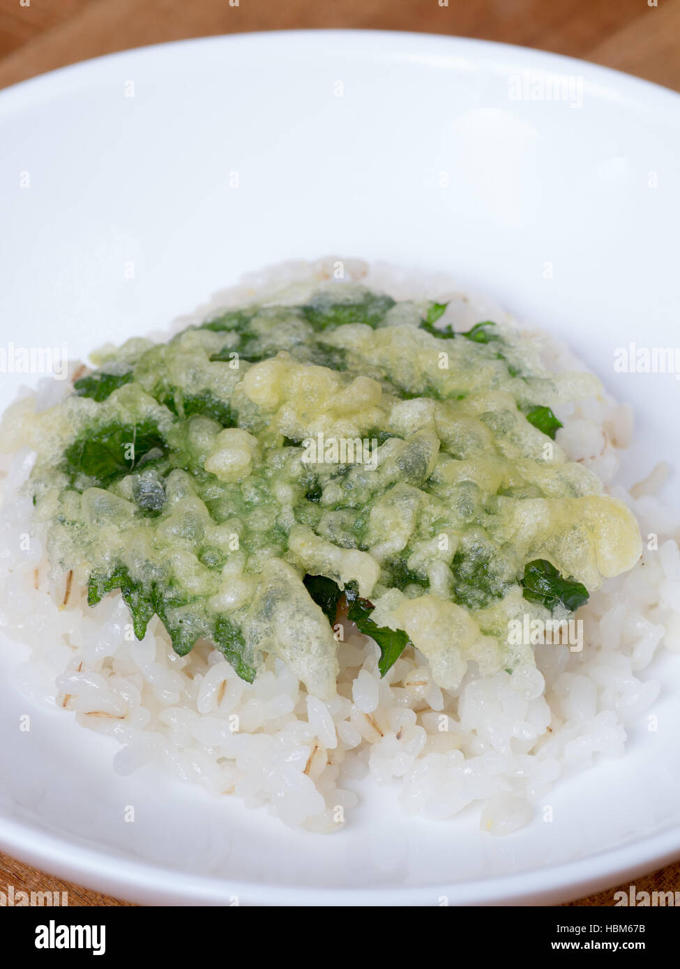 Japanischer Küche, Macrophyll auf den Reis als eine Sehne in Japanisch auf der weißen Schale gebraten Stockfoto