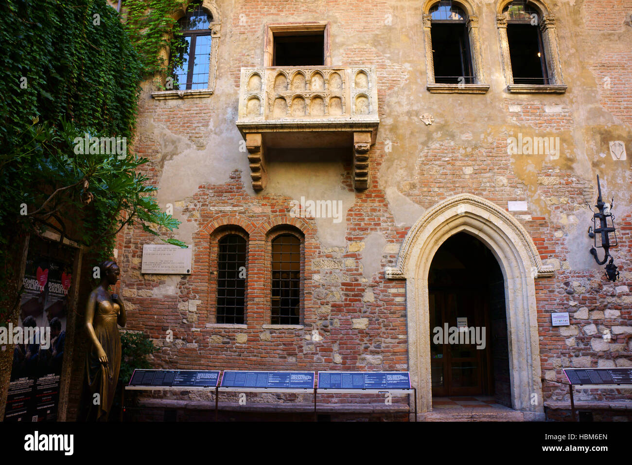 Balkon über Statue der Julia, Julia, Julietta house, Verona, Italien Stockfoto