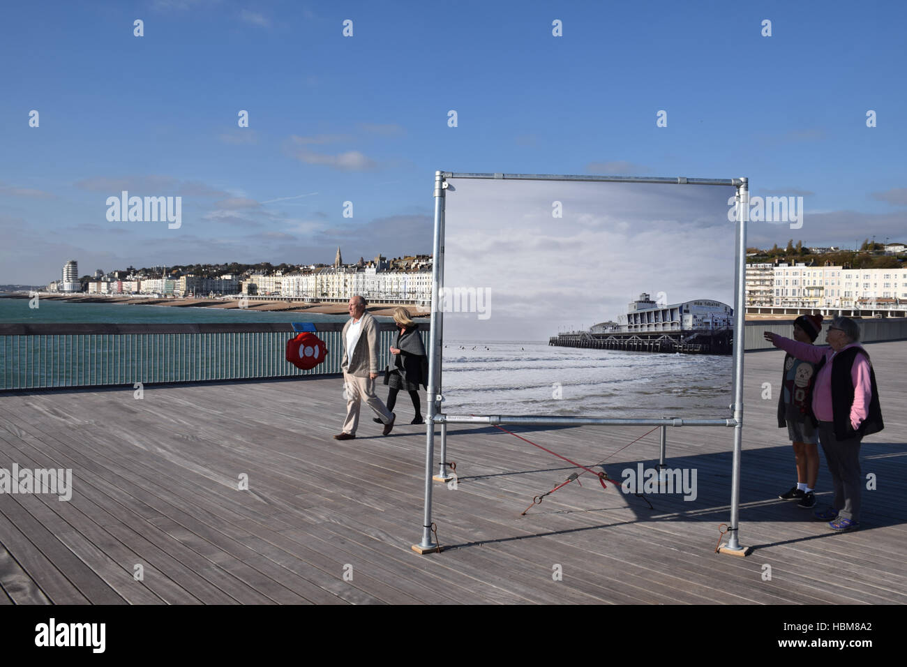Simon Roberts Fotoausstellung am Pier von Hastings, East Sussex UK Oktober 2016 Stockfoto