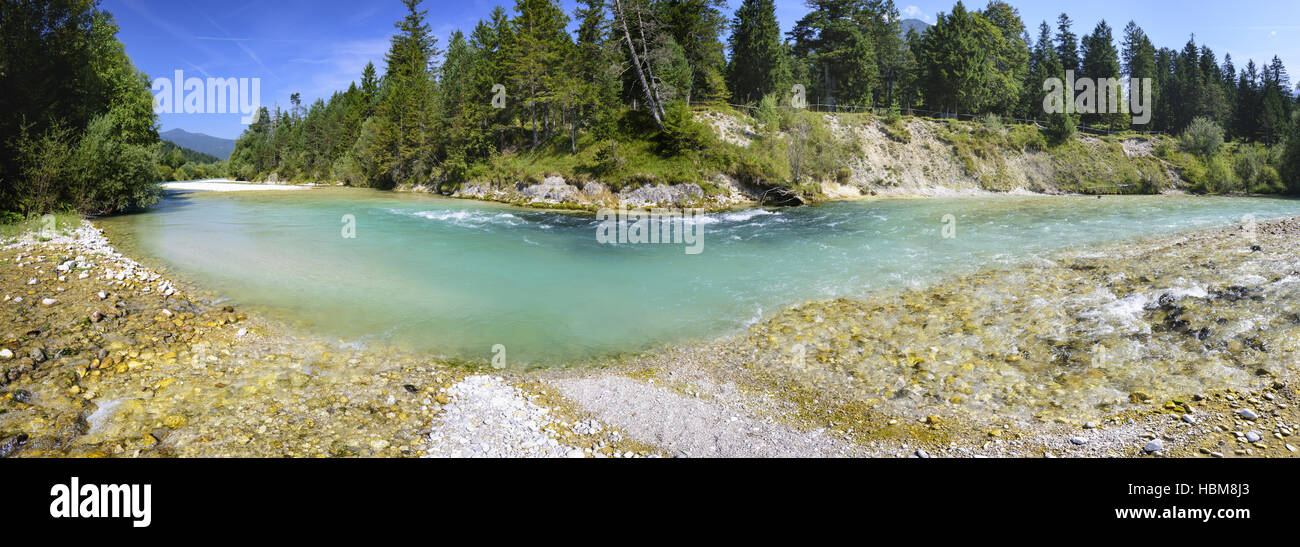 Fluss Isar in Alpen in Bayern Stockfoto