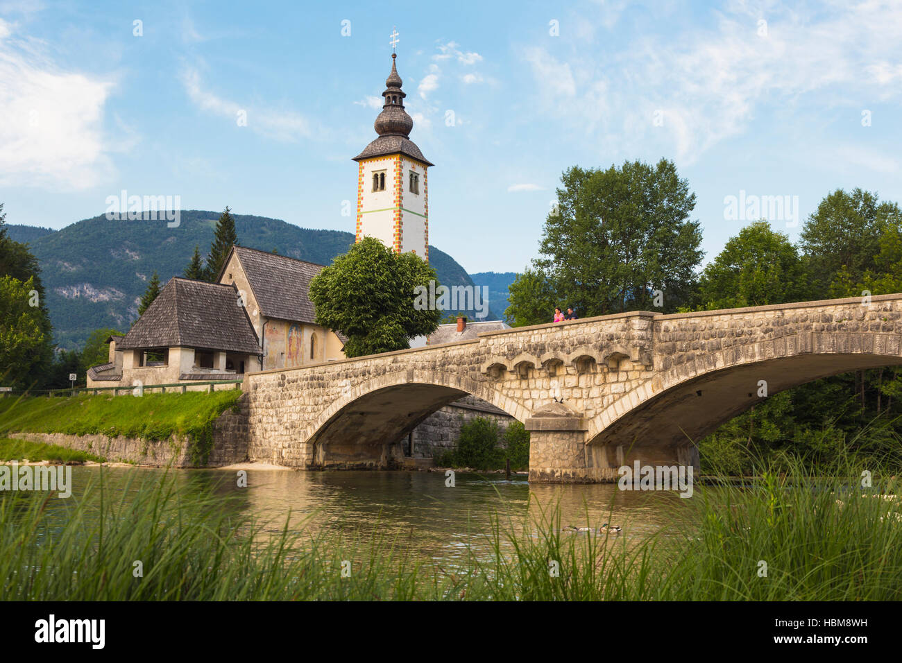 Triglav Nationalpark, Oberkrain, Slowenien.  Die Kirche des Hl. Johannes (Cerkev Sv Janeza) im Dorf Ribcev Laz, am östlichen Ende des Sees B Stockfoto