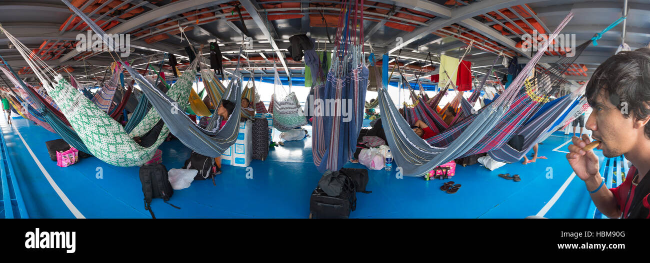 Menschen ruht in Hängematten auf Boot Passagierdecks, Brasilien Stockfoto