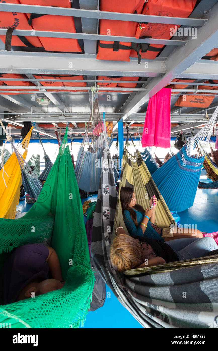 Menschen ruht in Hängematten auf Boot Passagierdecks, Brasilien Stockfoto