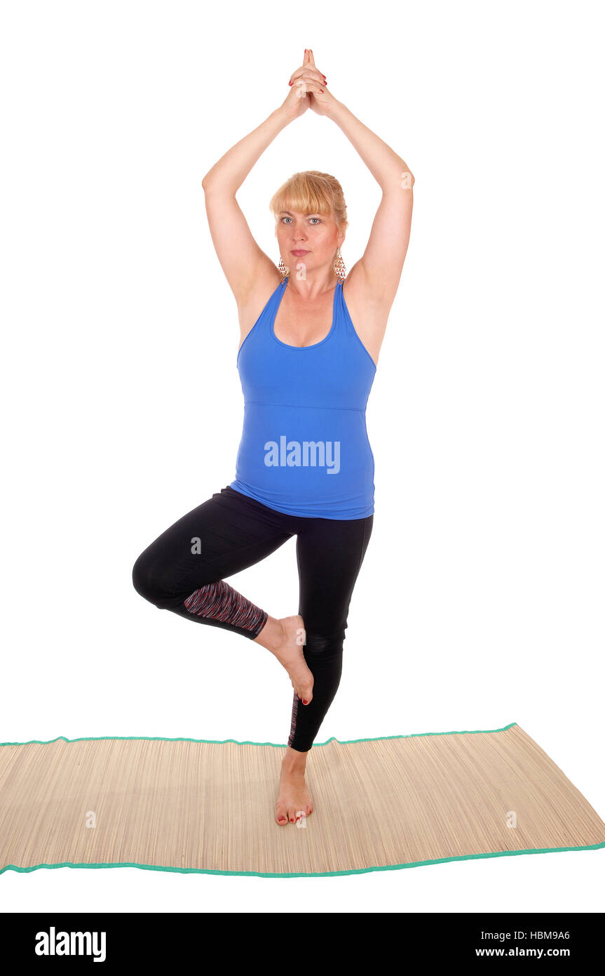 Yoga-Trainer stehen auf einem Bein. Stockfoto