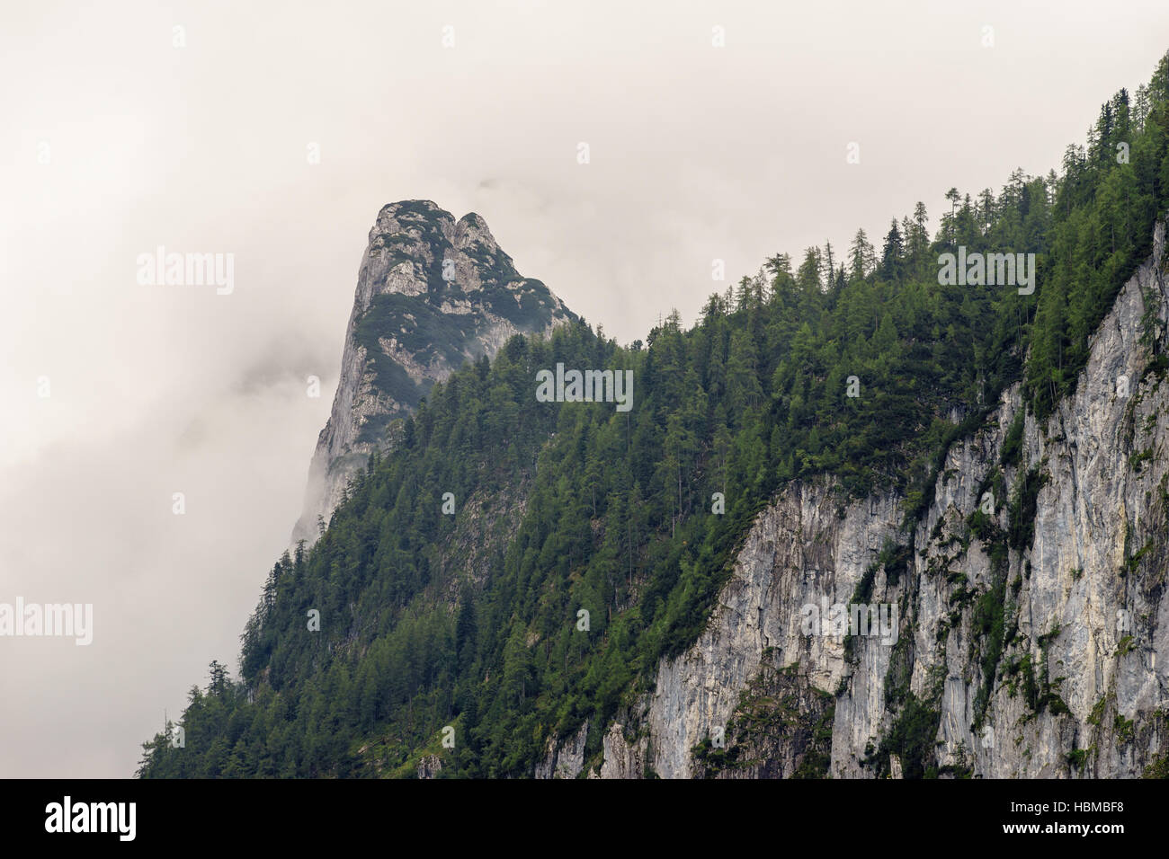 Dachsteingebirge abgedeckt durch Nebel und Wolken, Salzkammergut, Österreich Stockfoto