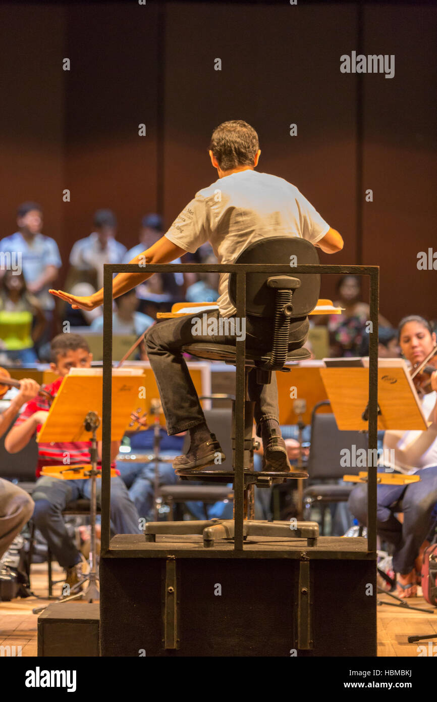 Dirigent im klassischen Orchester bei der Arbeit in Manaus, Brasilien Stockfoto