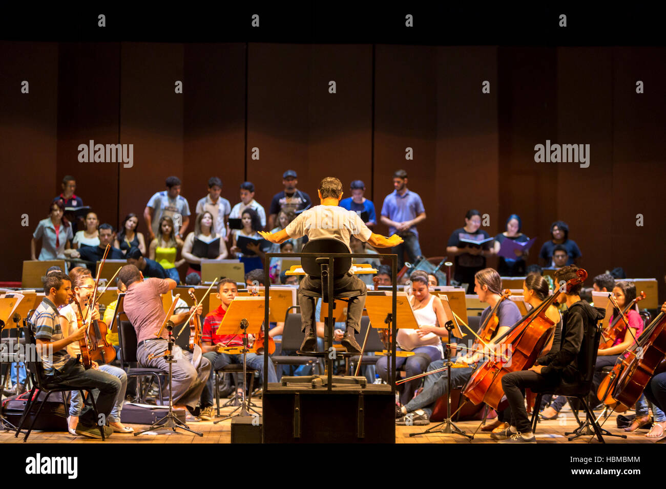 Dirigent im klassischen Orchester bei der Arbeit in Manaus, Brasilien Stockfoto