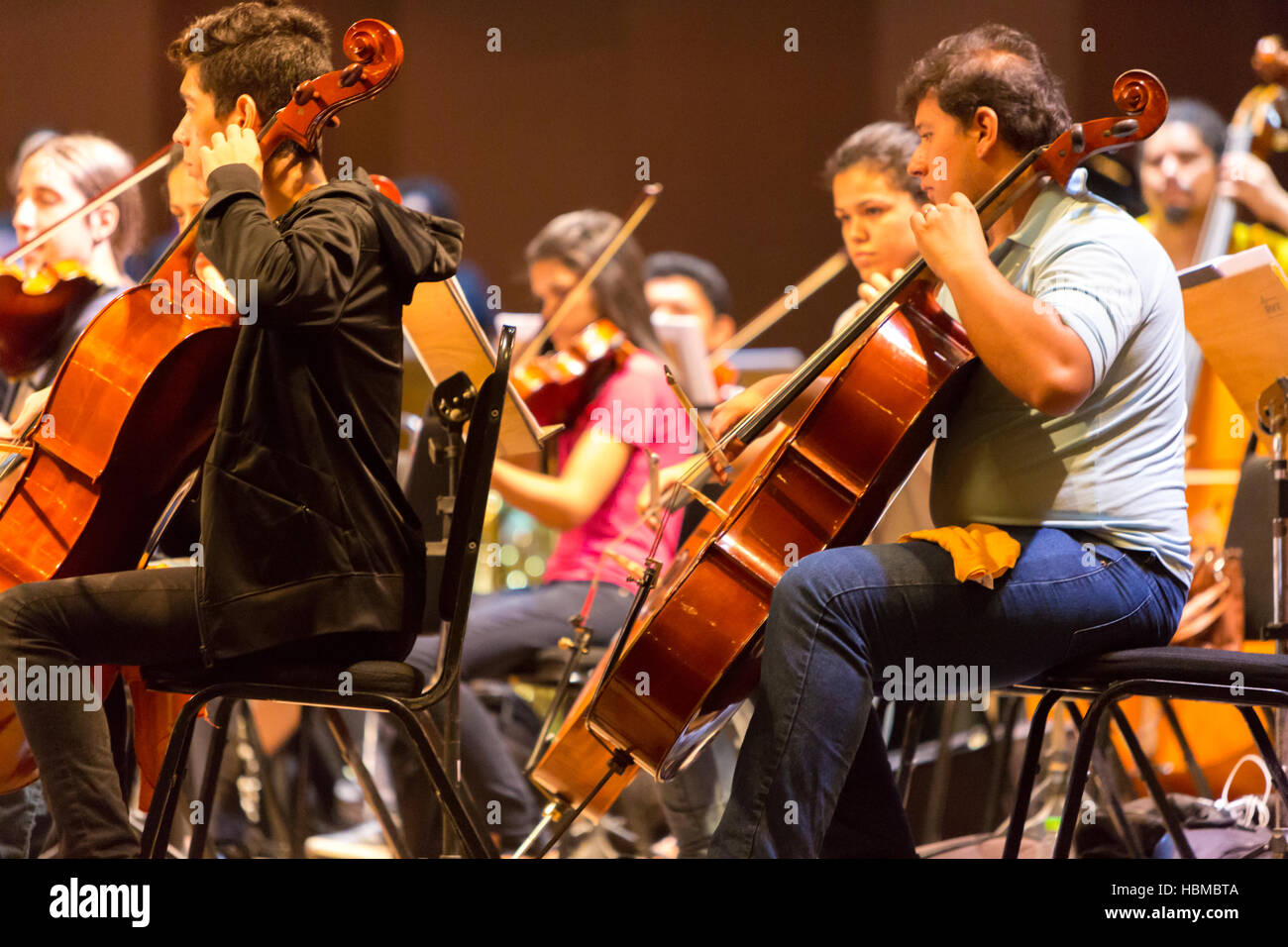 Dirigent im klassischen Orchester bei der Arbeit in Manaus, Brasilien Stockfoto