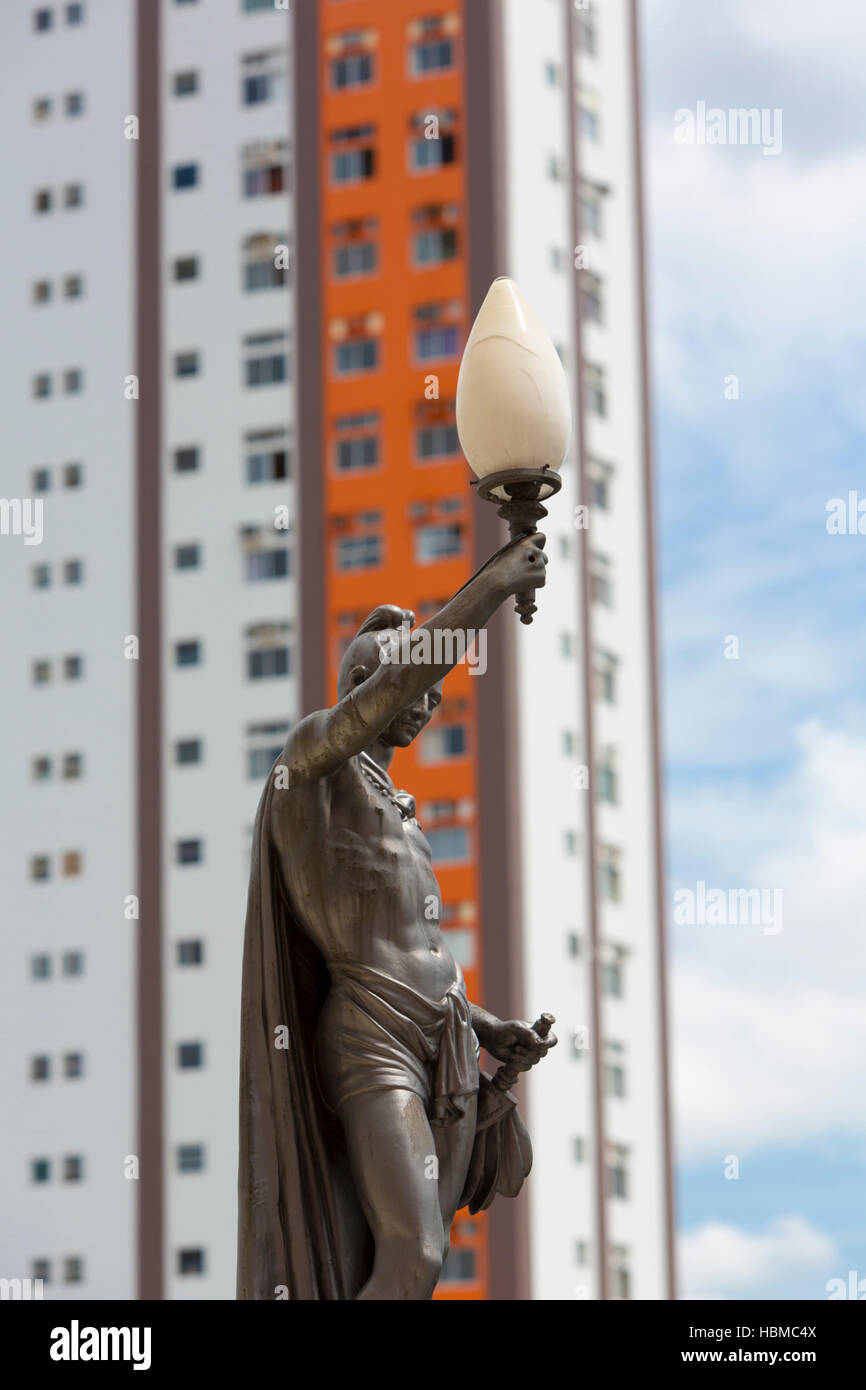 Alte Statue und Street Light mit modernen Gebäude, Manaus Stockfoto