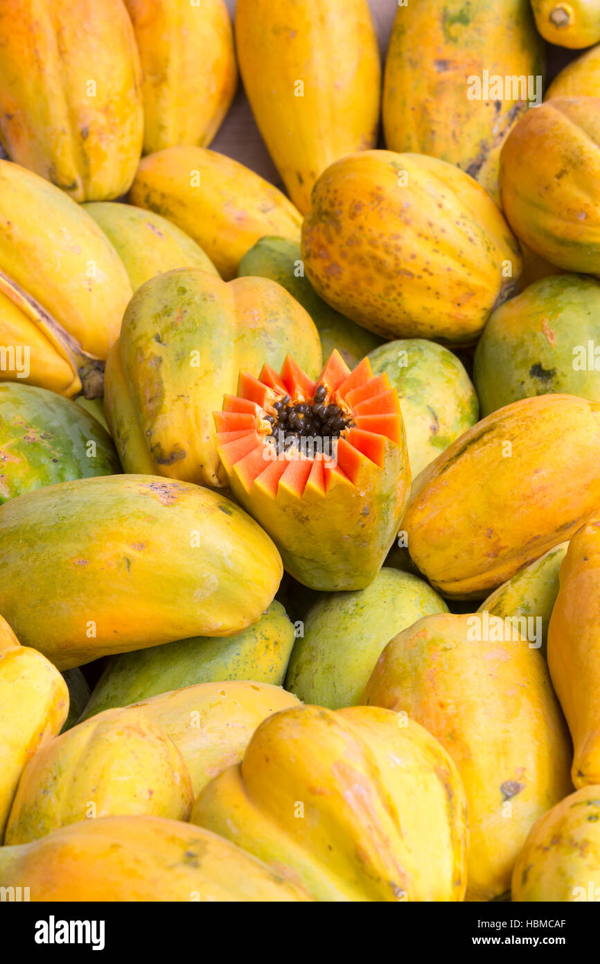 Muster von frischen gelben Mangos im Lebensmittelmarkt Manaus, Brasilien Stockfoto
