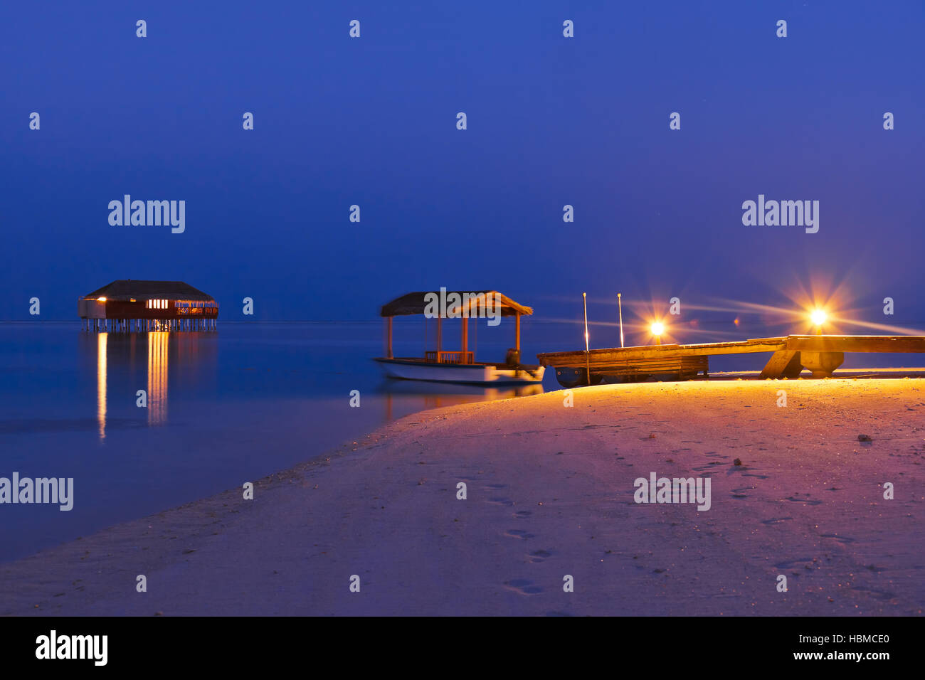 Steg Strand bei Sonnenuntergang - Malediven Stockfoto