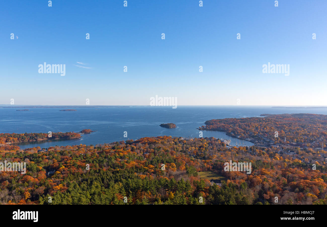 Ansicht von Camden Maine aus Mt. Battie in den späten Herbst. Stockfoto
