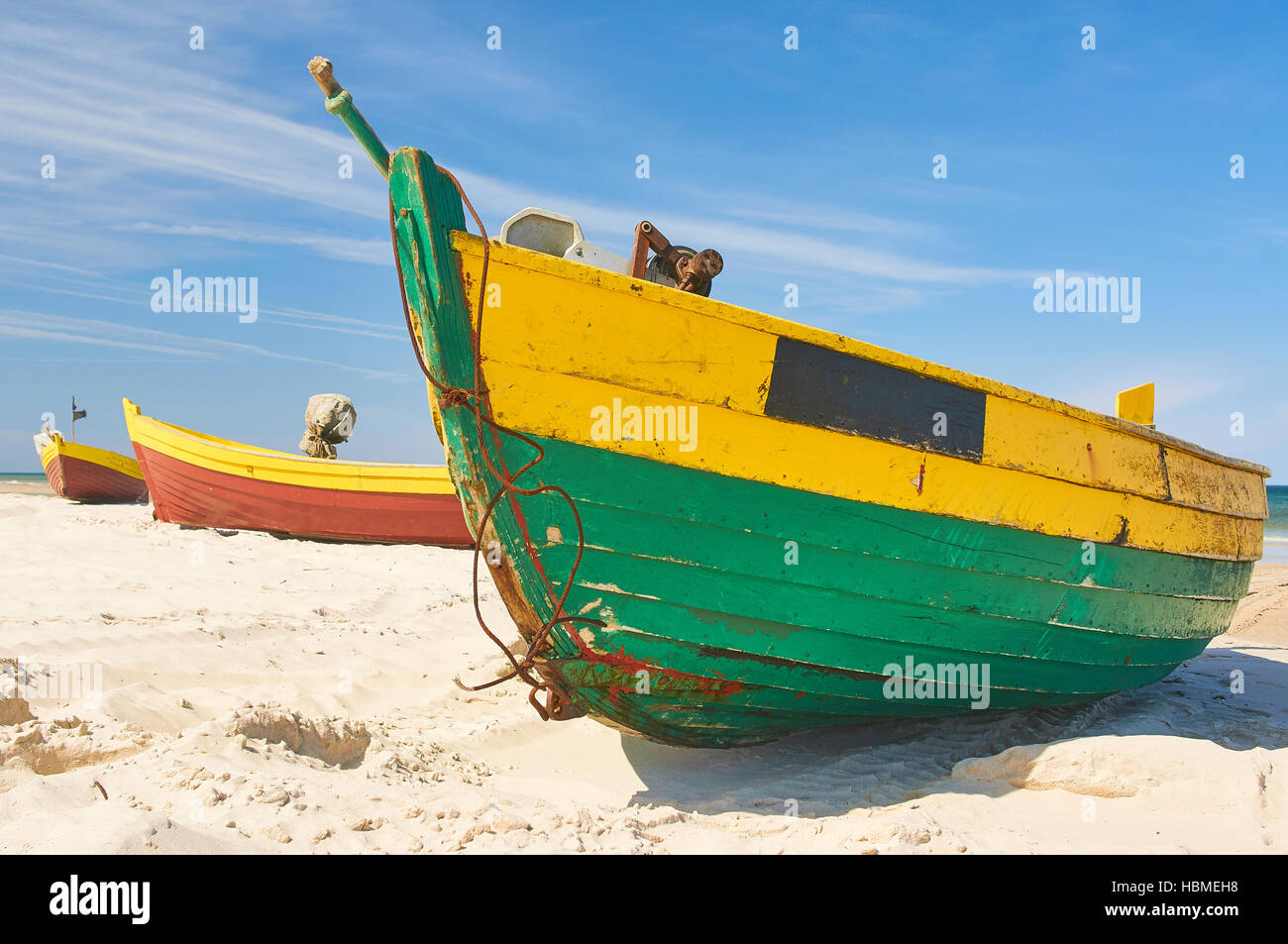 Angelboot/Fischerboot am Strand der Ostsee Sandstrand mit dramatischer Himmel im Sommer in Polen Stockfoto