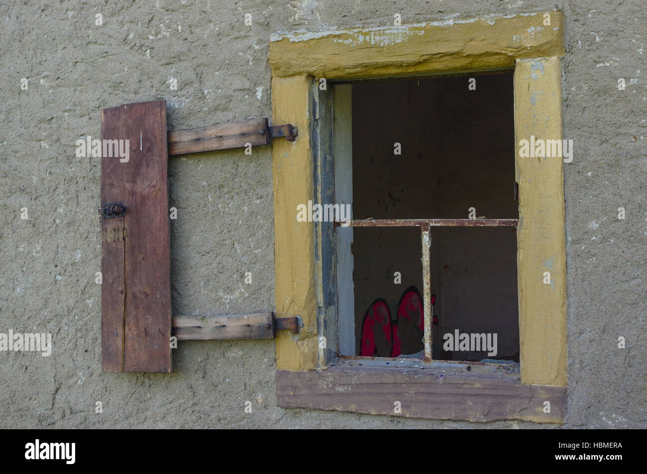 Alte offene und gebrochenen Fenster in Wand Stockfoto