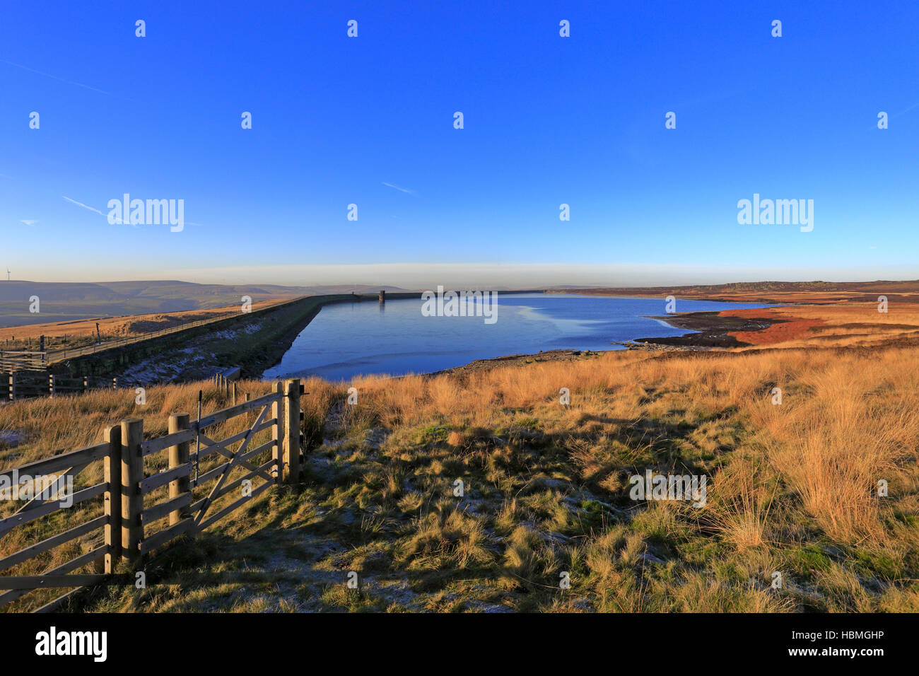 Der Pennine Way entlang Warland Stausee in der Nähe von Rochdale, Greater Manchester, Lancashire, England, UK. Stockfoto