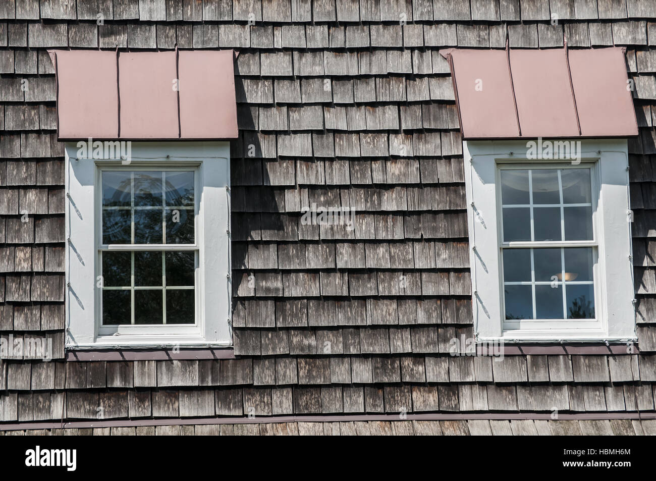 Zwei Dachgeschoss-Fenster von Hausdach Stockfoto