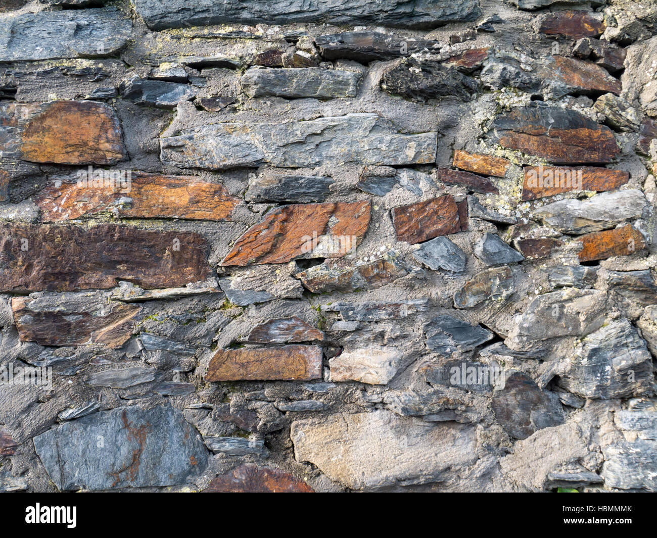 Bunte Schiefer und Alter Betonwand Hintergrund Stockfoto