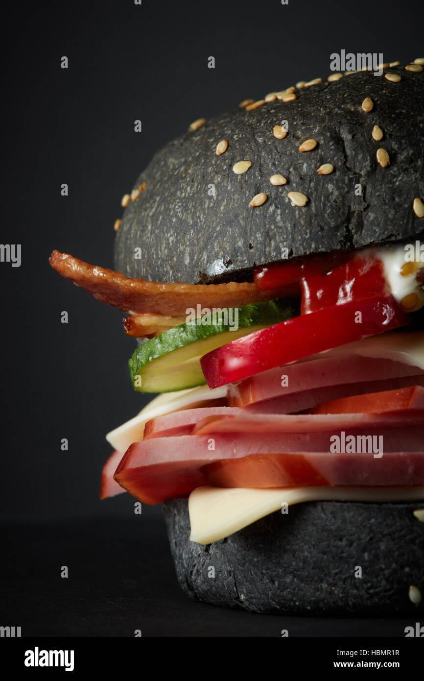 Schwarze Gourmet-Burger mit pikanter sauce Stockfoto