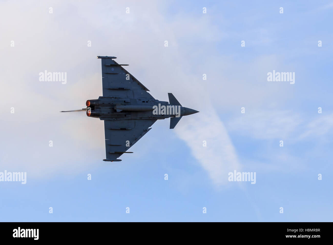 Eurofighter Typhoon Multirole Kämpfer extreme Manöver bei Southport Airshow durchführen Stockfoto