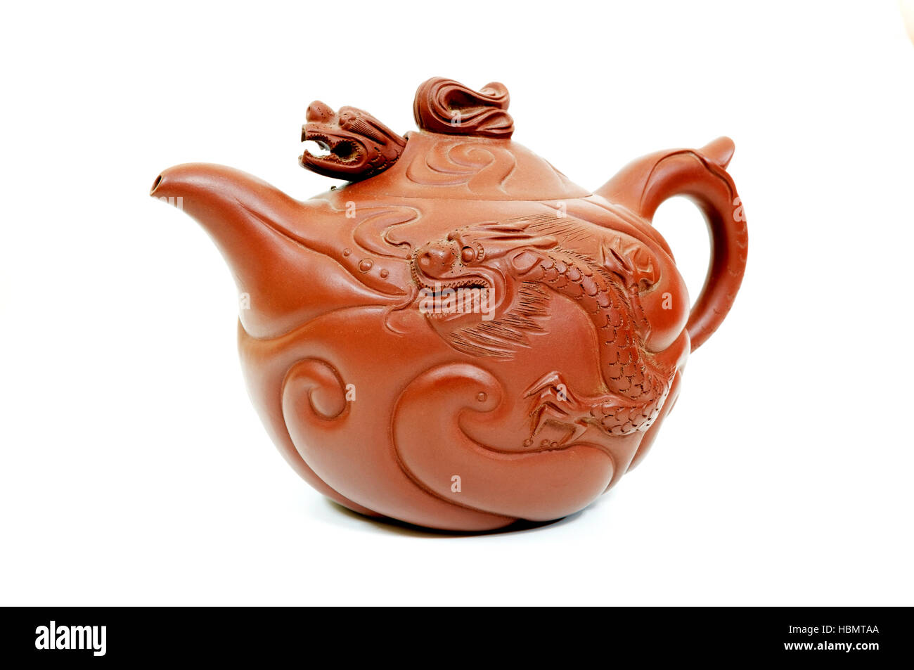 Dragon, geprägt von traditionellen chinesischen Teekanne auf weißem Hintergrund Stockfoto