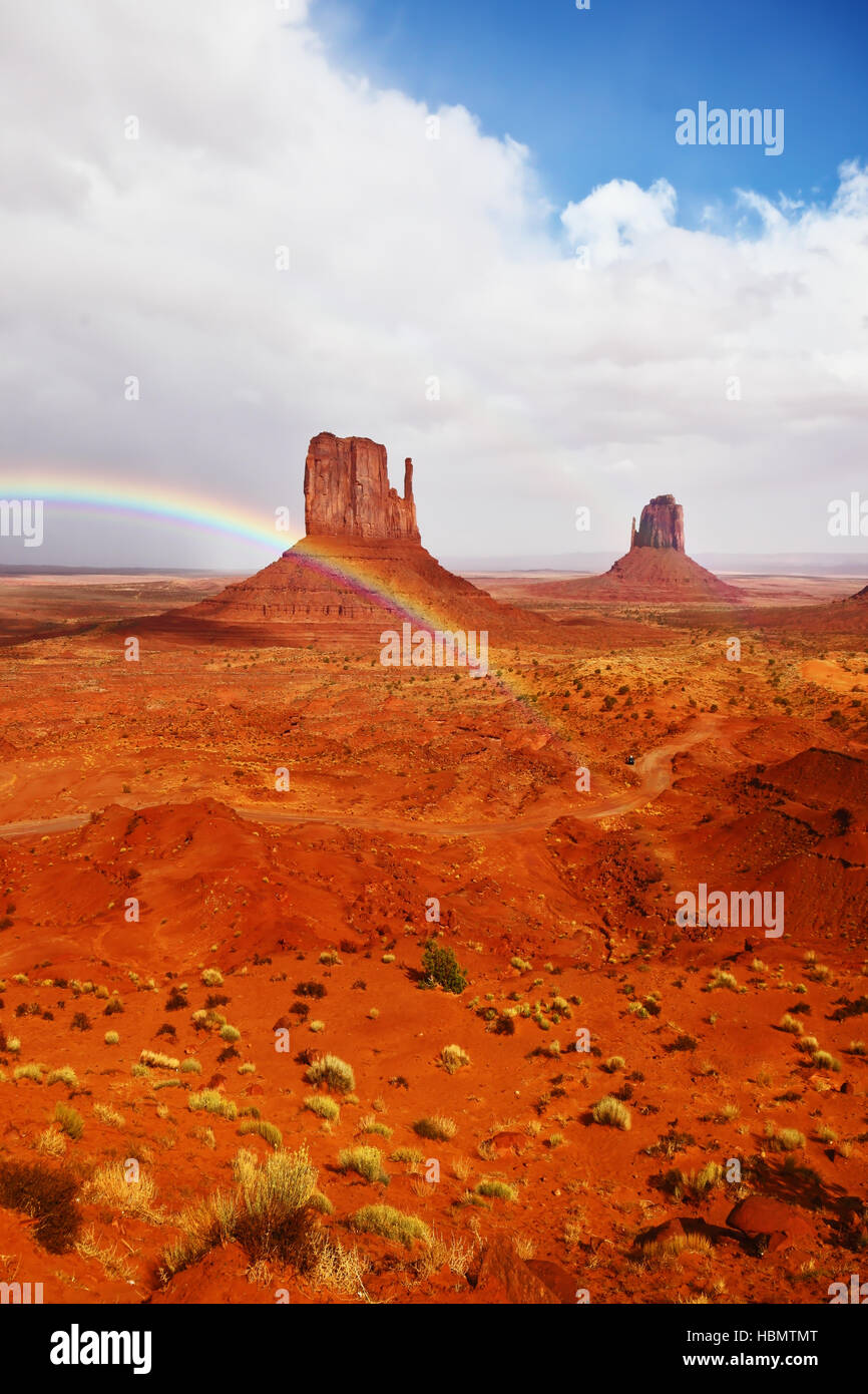 Roten Steinwüste und Regenbogen Stockfoto
