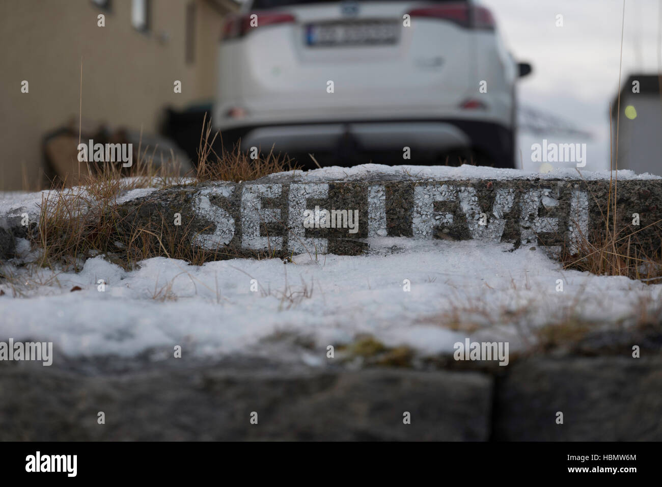 Ein Versuch an Humor, die Schneehöhe in Kirkenes, Norwegen zeigen. Stockfoto