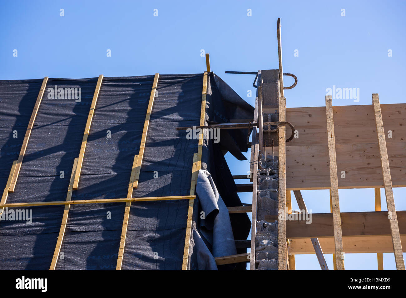 Detail der Dachdämmung in einem neuen Haus Stockfoto