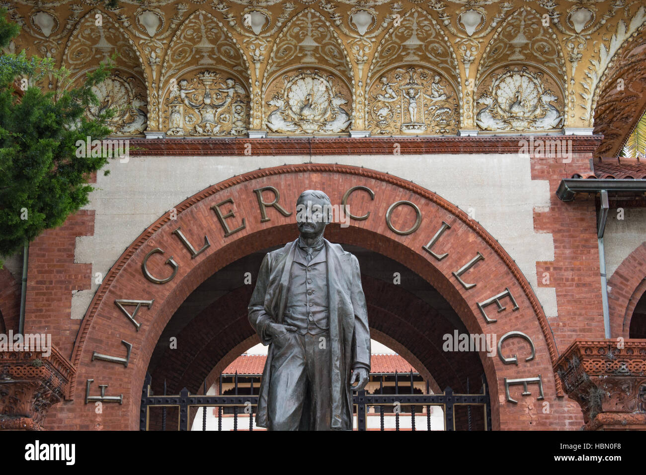 Statue von Henry Flagler außerhalb der Hochschule, die seinen Namen in St. Augustine trägt Stockfoto